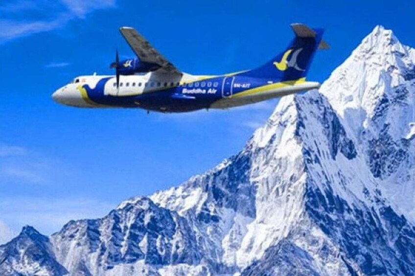 Ett litet flygplan flyger över ett snötäckt bergsmassiv. 2