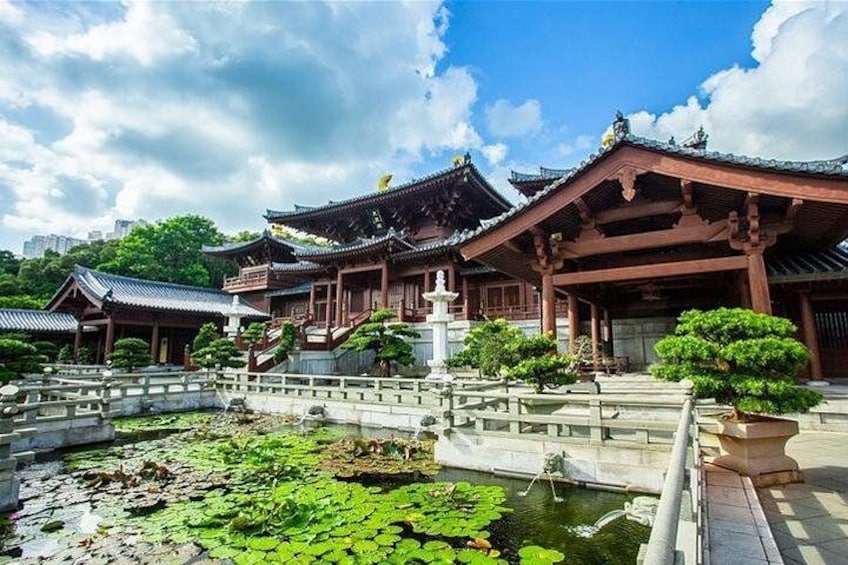 Un templo japonés tradicional con un estanque de carpas y un puente de piedra. 1