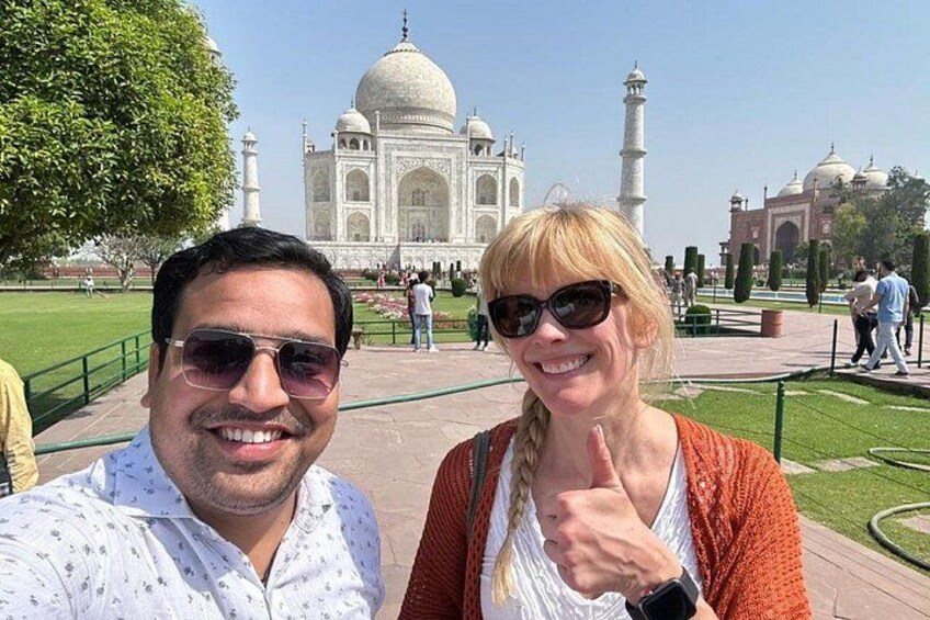 Eine Person macht ein Selfie mit dem Taj Mahal im Hintergrund. 2