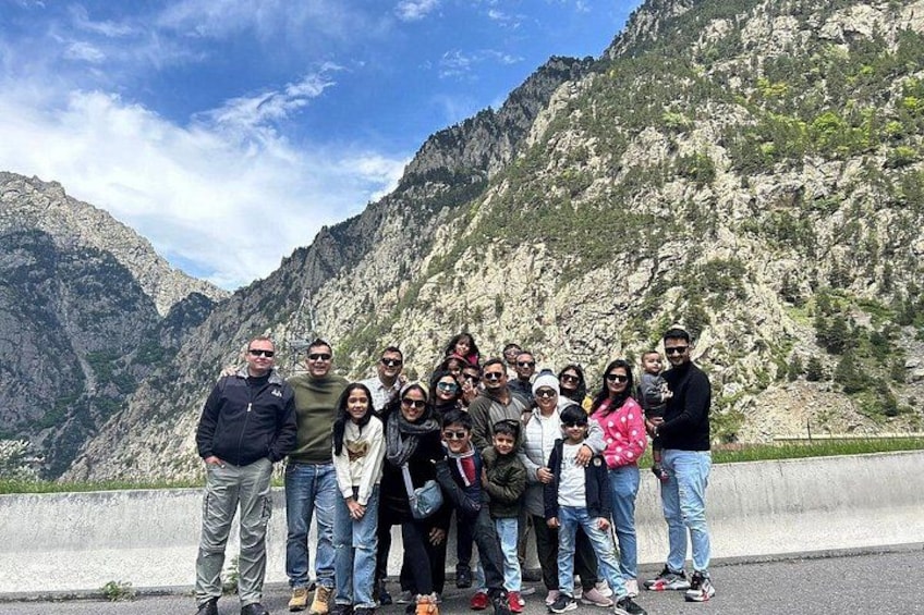 Un grupo de personas frente a un paisaje montañoso. 2