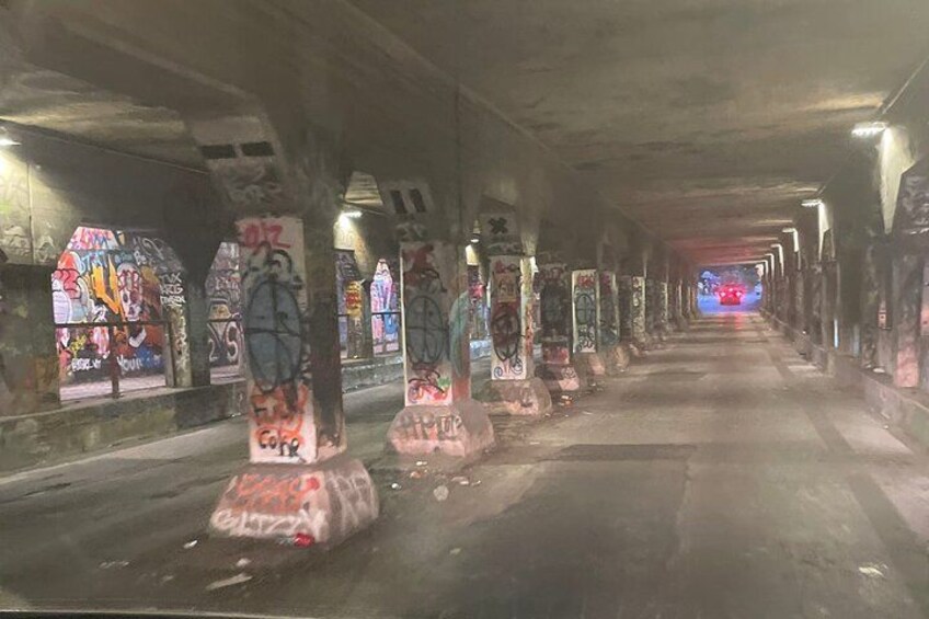 Un túnel con grafitis en pilares y paredes. 3