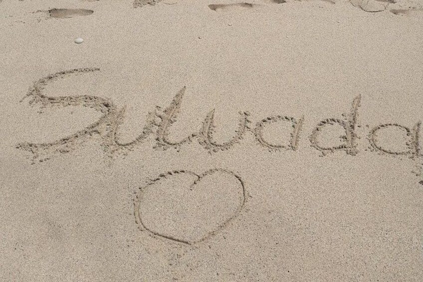 The word 'Suadida' and a heart drawn in the sand. 2