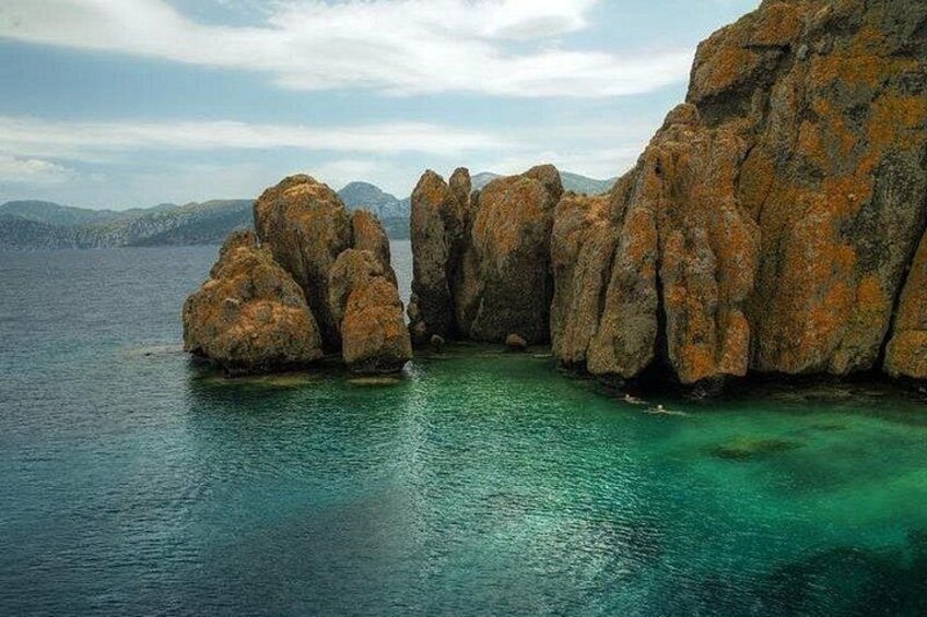Un paisaje costero con grandes formaciones rocosas y agua turquesa cristalina. 5