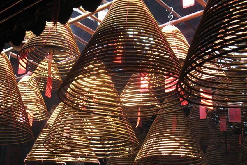 A collection of traditional conical lanterns with visible red ribbons and price tags. 2