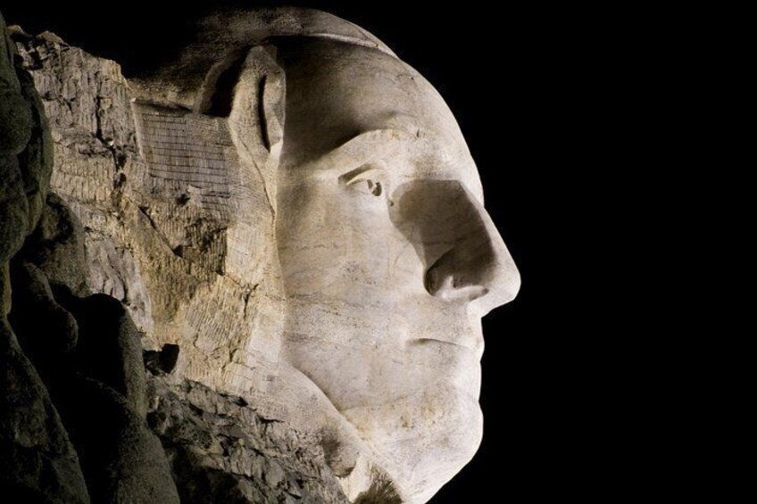 Un gros plan d’un visage sculpté dans la pierre, présentant des signes d’érosion et d’altération. 4