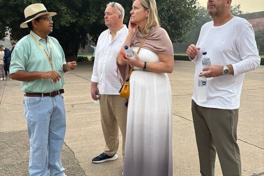 Un grupo de personas de pie al aire libre, posiblemente en un evento o reunión pública. 5