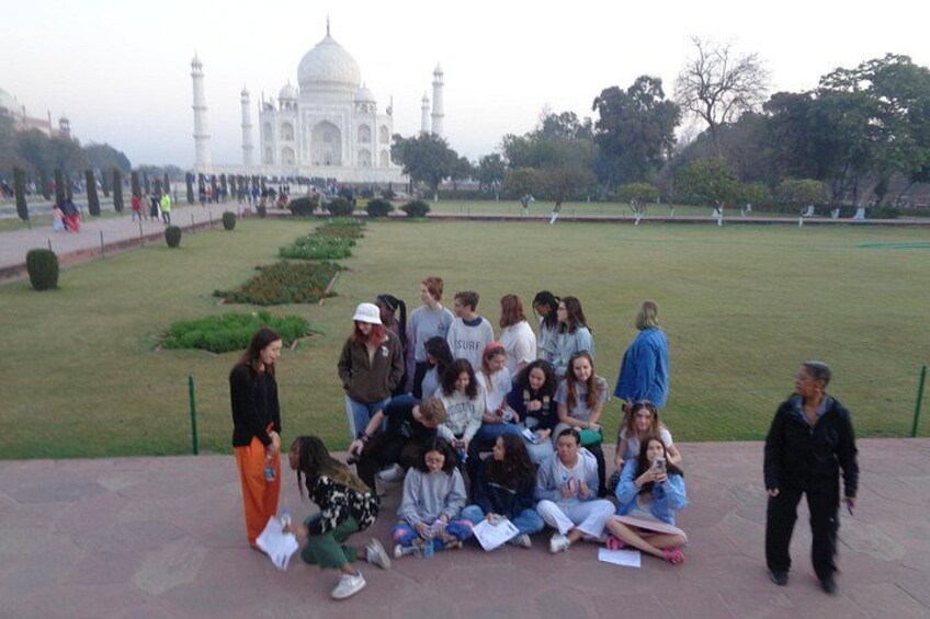 En grupp människor som poserar framför Taj Mahal. 3