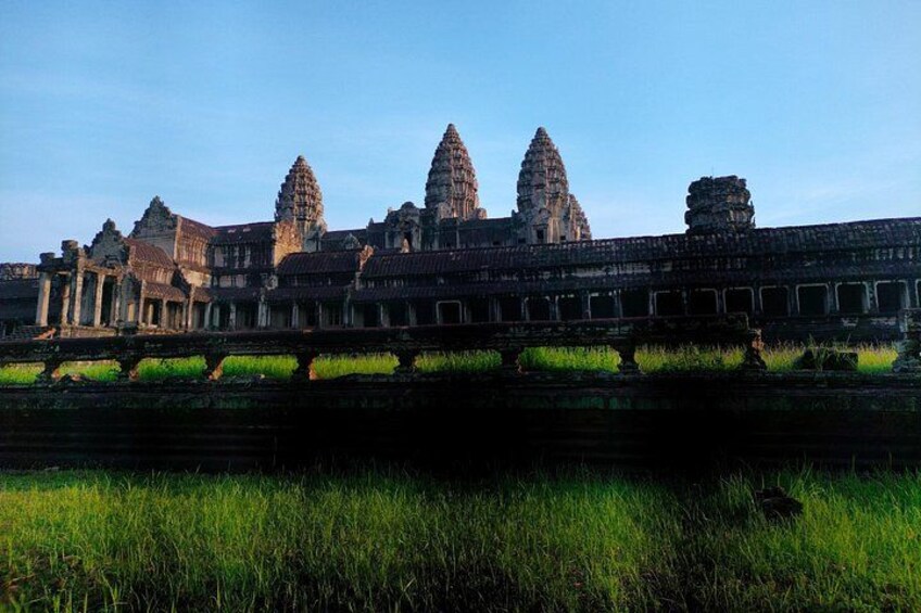 Angkor Wat Sunrise Tour to Bayon, Ta Prohm and Banteay Srei 2
