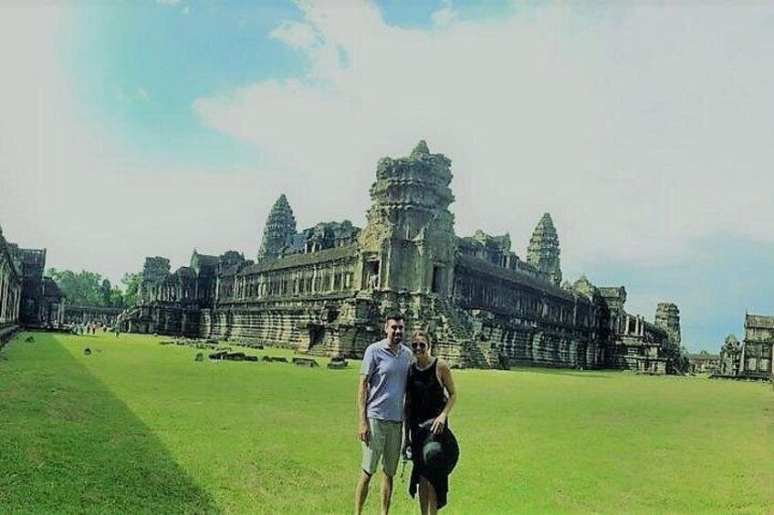 Pano with happy couple at Angkor Wat 2