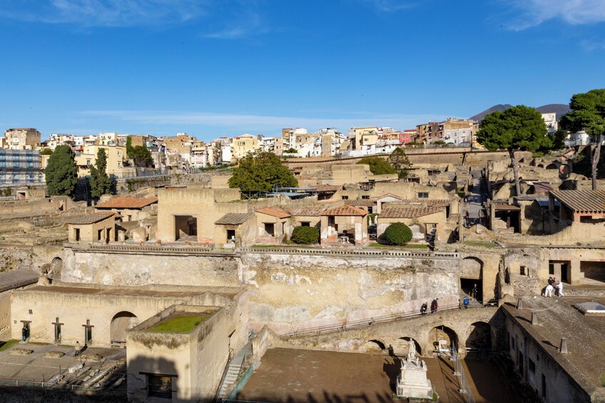 Un pueblo histórico con ruinas antiguas, un río y un puente. 4