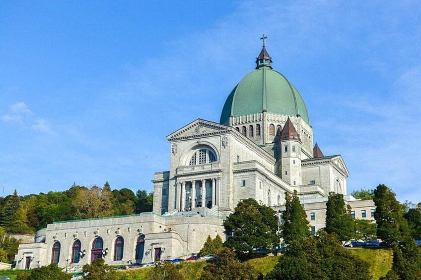 En stor katedral med en gr øn kuppel og buede vinduer. 1