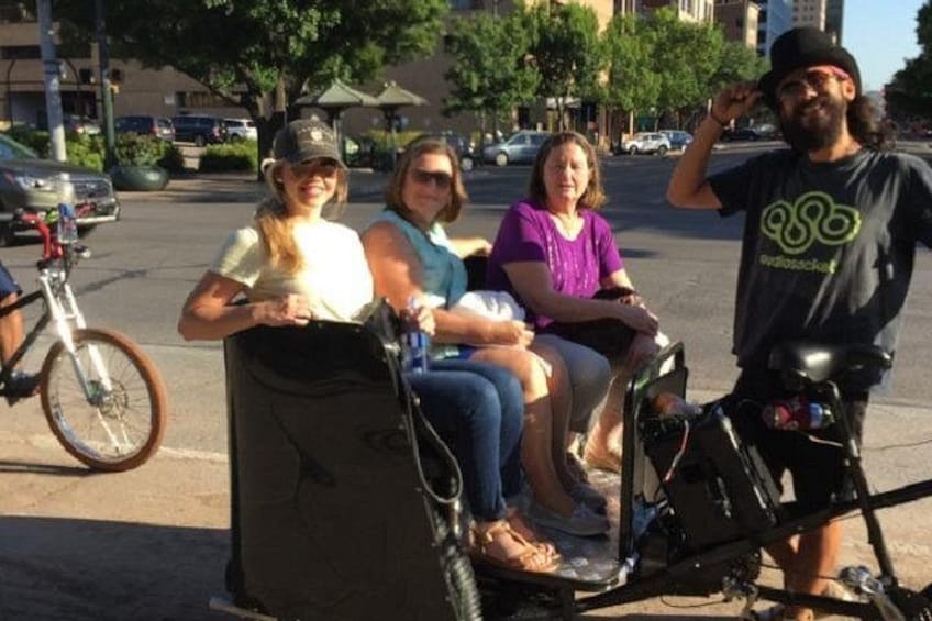 Un grupo de personas en bicicletas y un patinete en una calle de la ciudad. 2