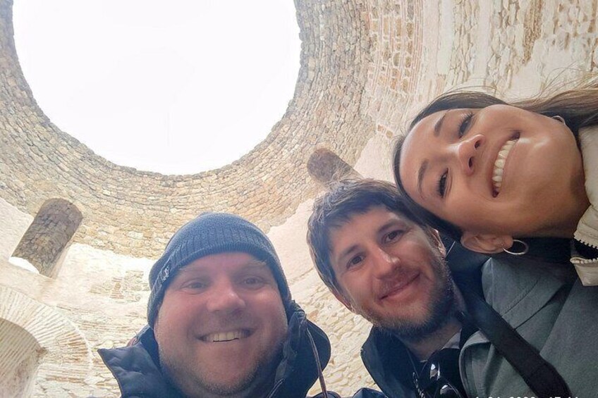 Una construcción de piedra con una abertura circular. 3