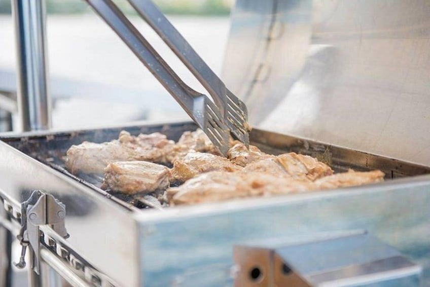 Een barbecue met vlees dat wordt bereid. 2
