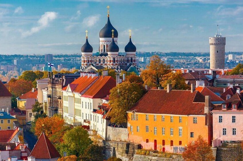 Eine Stadtansicht mit historischer Architektur, darunter eine markante Kirche mit mehreren Kuppeln und einem hohen Turm. 1
