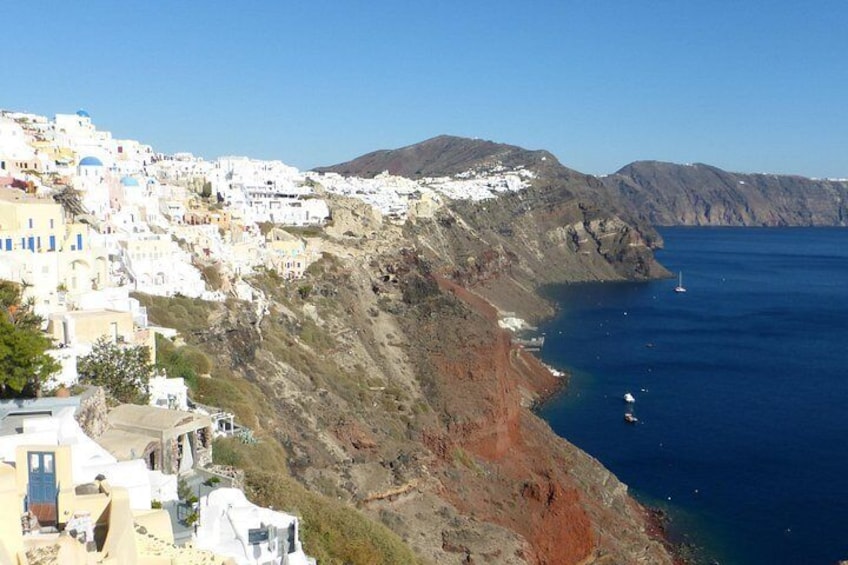 Un pueblo costero con edificios blancos, un acantilado pronunciado y el mar. 5