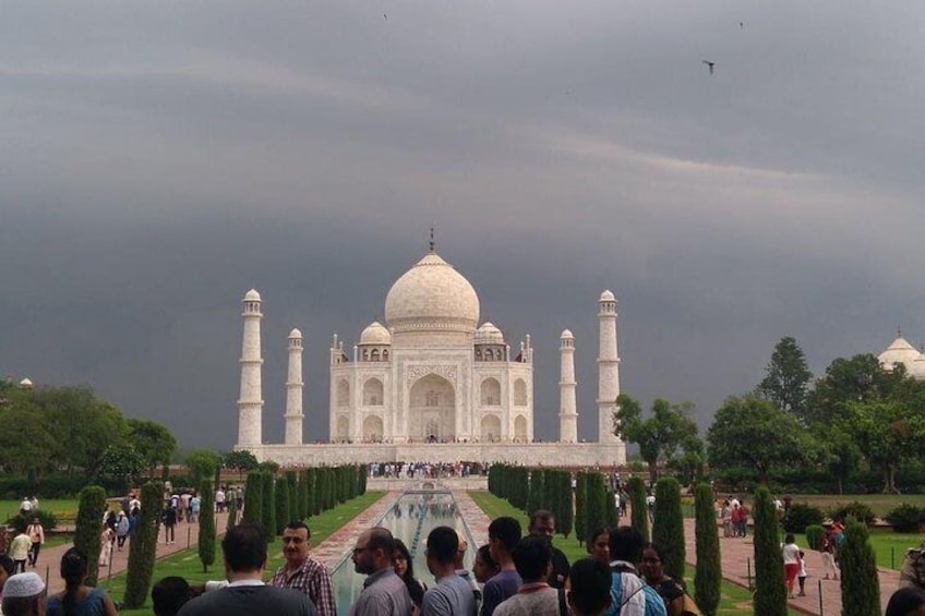 El Taj Mahal con una multitud de personas en primer plano. 1