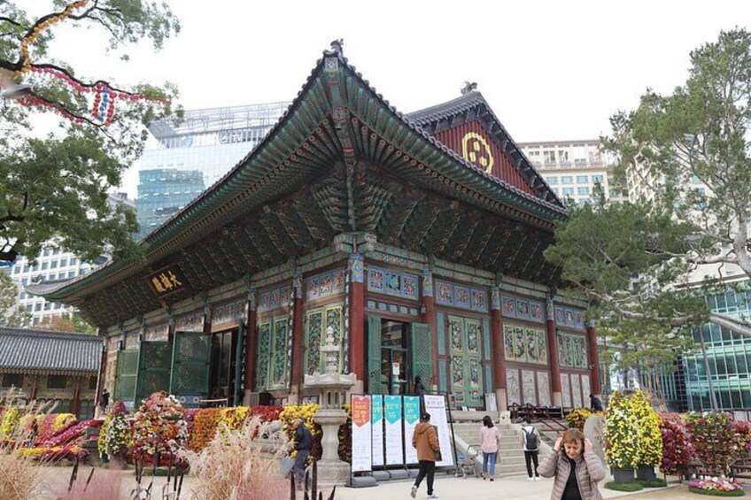 A traditional Korean building with ornate decorations and a tiled roof. 4