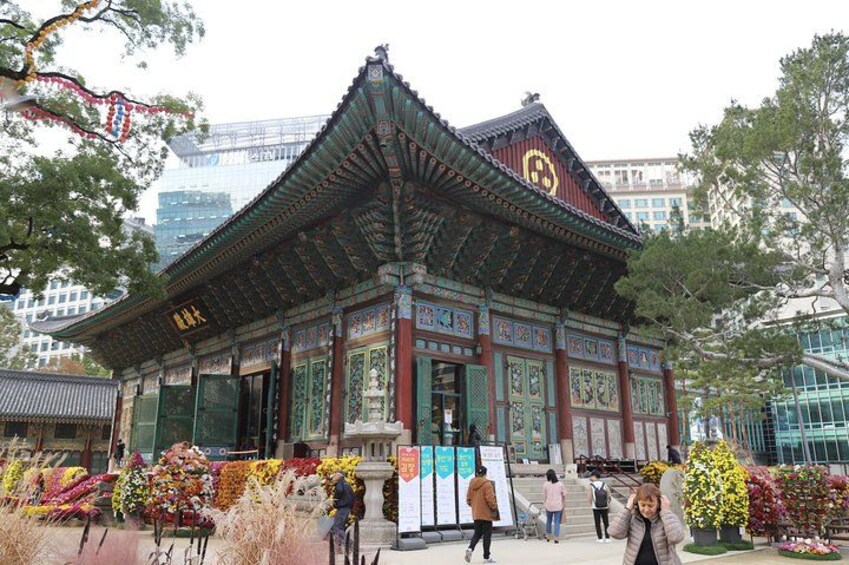 A small temple located at the center of Seoul 2