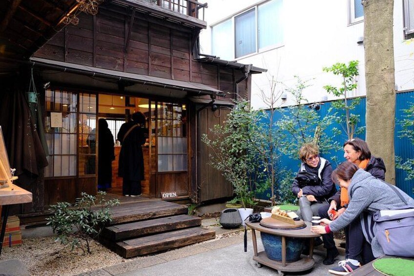 Taking a break at a folk house cafe(UenoSakuragiAtari ) 1