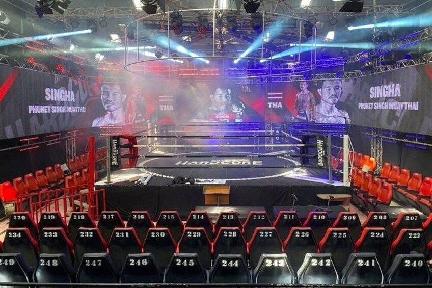 Un ring di boxe con un palco e una zona con posti a sedere. 5