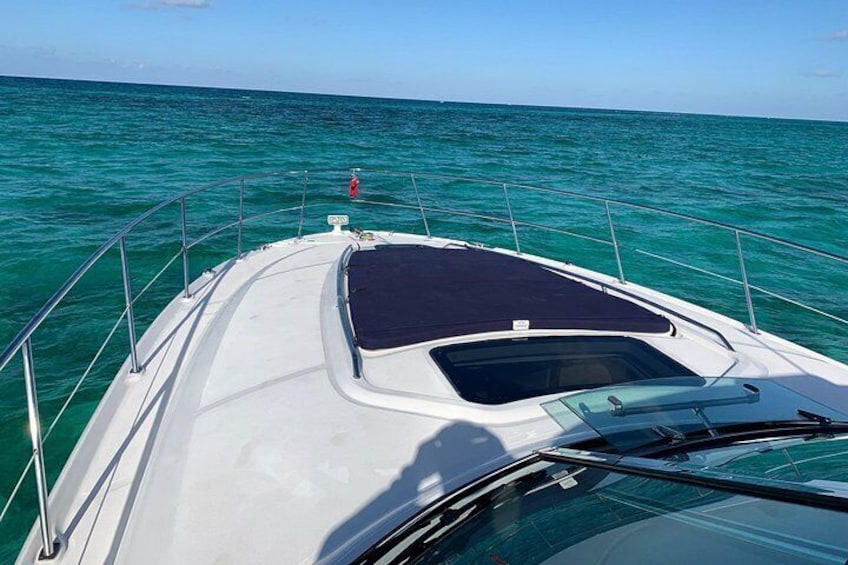 Un bote sobre aguas turquesas bajo un cielo despejado. 4