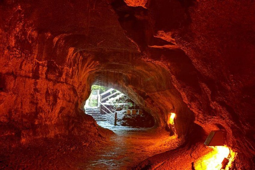 Eine Höhle mit einem Tunnel, der zu einer Treppe führt. 5