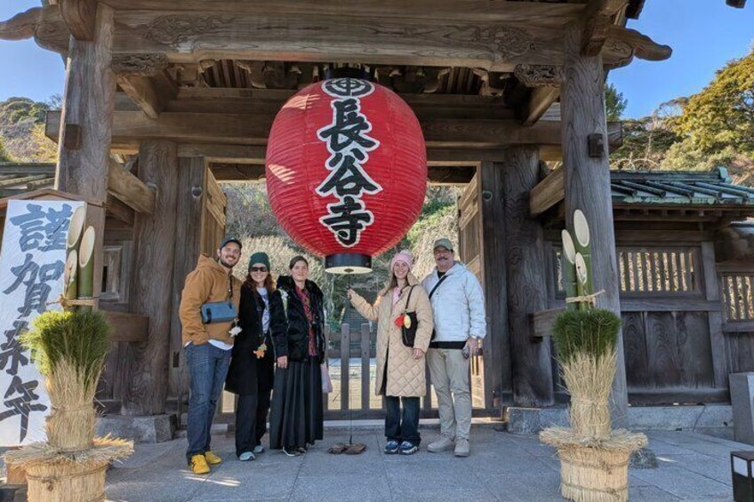 Una estructura de madera con un farol rojo y un letrero con caracteres japoneses. 5