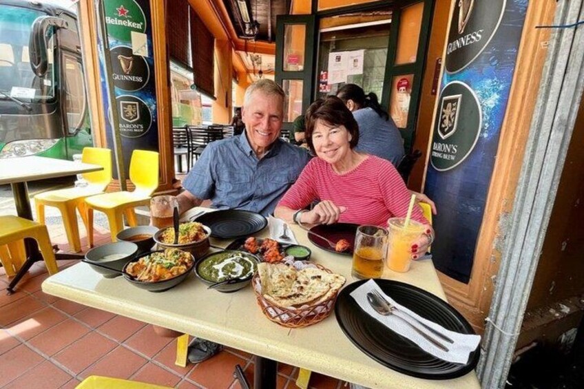Un restaurant où une table est dressée pour deux personnes, proposant une variété de plats et de boissons. 3