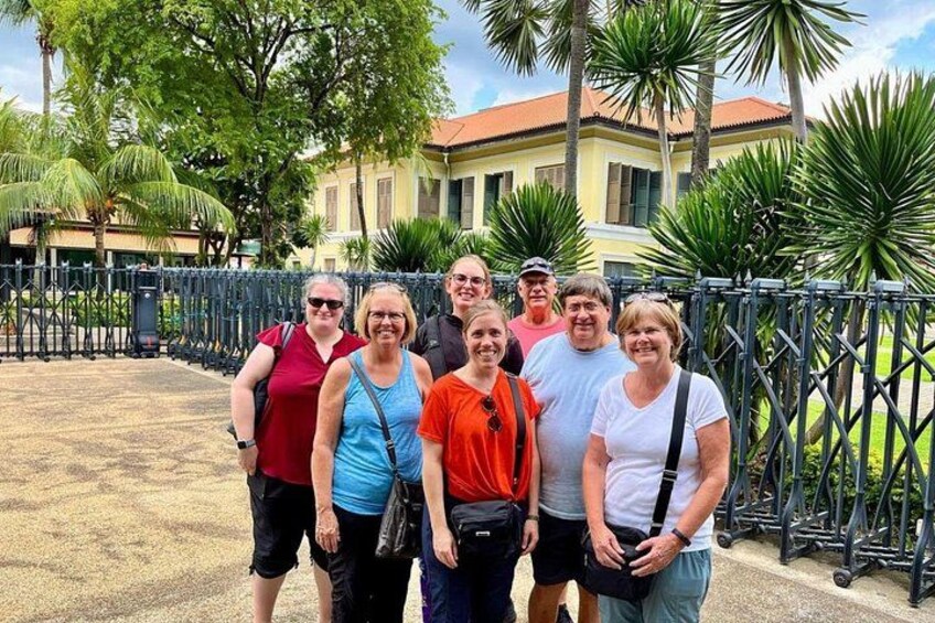 What a lovely afternoon view of Istana Kampong Gelam, as our guests from America & Australia pose for a photograph capturing fond memories of the historical place. 5