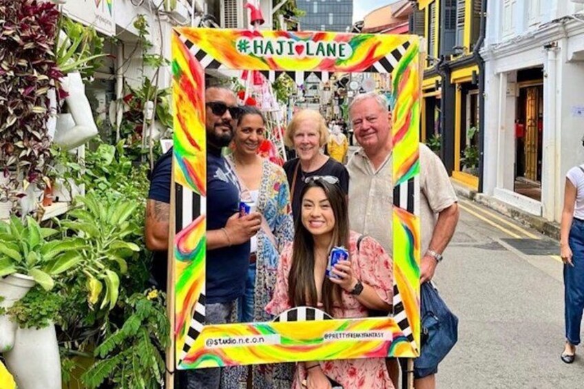 Un photomaton coloré avec une pancarte indiquant « HAJI LANE » et un hashtag « #HAJILOVE ». 2