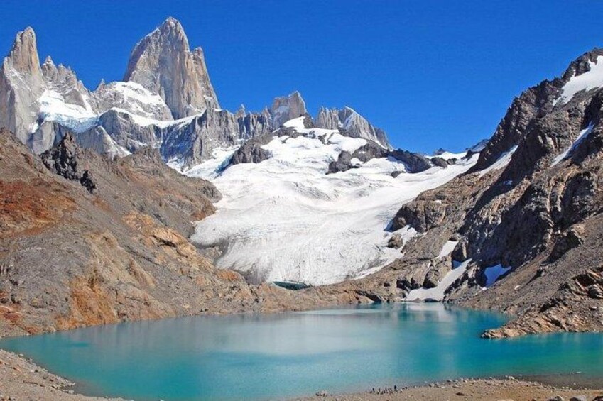 Un lago glaciar rodeado de montañas escarpadas. 5