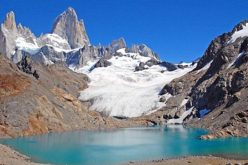 Un lago glaciar rodeado de montañas escarpadas. 3