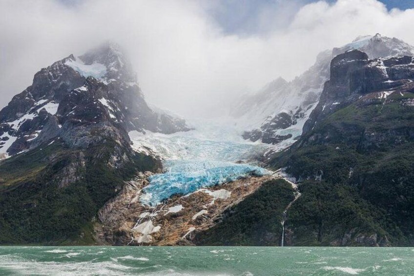 Un cascada glaciar rodeada de montañas. 2