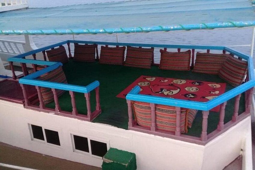 Modelo de barco con zona de cubierta que incluye una mesa y sillas. 5