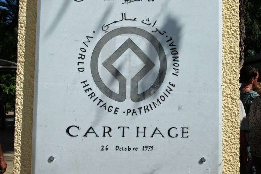 Un letrero con el texto 'CARTHAGE' y 'PATRIMONIO MUNDIAL - WORLD HERITAGE' en varios idiomas. 4
