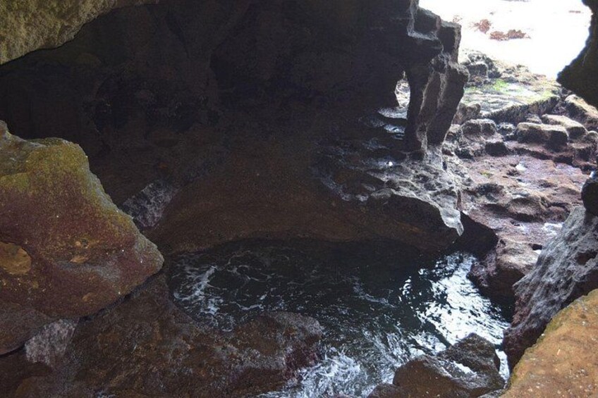 Interior de cueva con flujo de agua y formaciones rocosas. 2