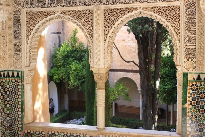 Alhambra & Generalife Skip the Line Premium Tour including Nasrid Palaces 4