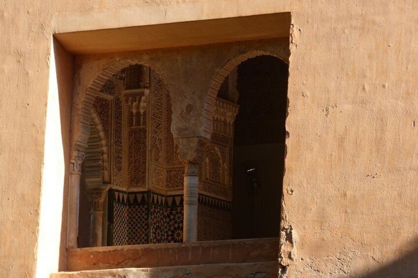 Una ventana con intrincados diseños geométricos y arcos. 2