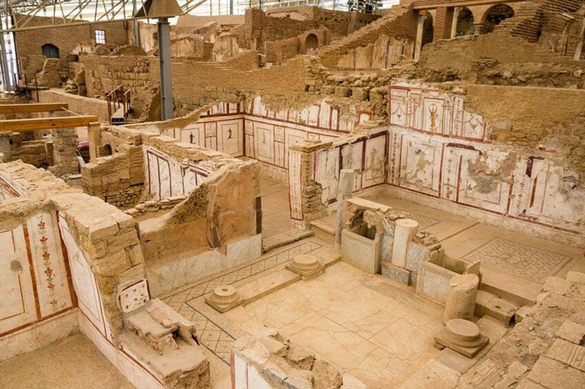 Eine antike ägyptische archäologische Stätte mit Ruinen, darunter ein Innenhof mit Säulen und Hieroglyphen. 5