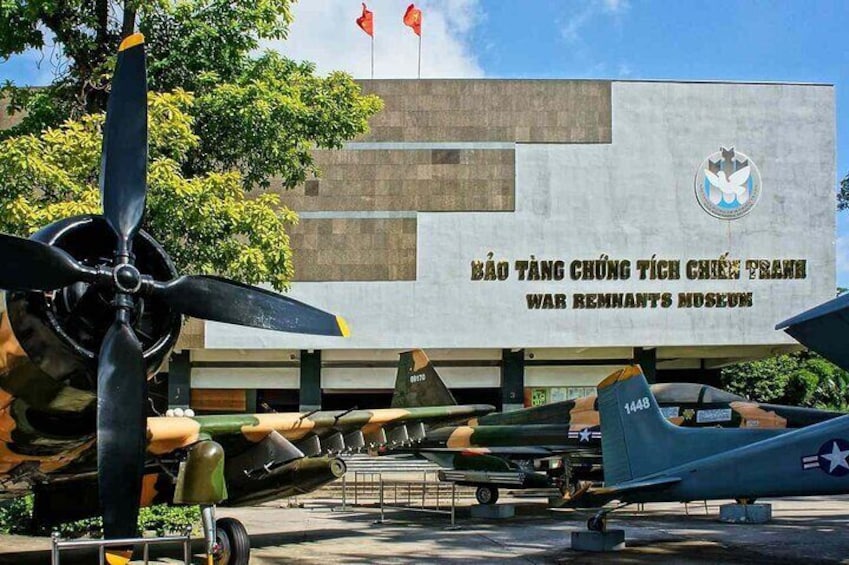 Un monumento conmemorativo con aviones expuestos. 4