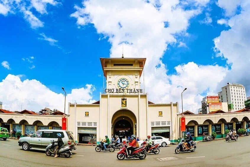 Un edificio con una torre de reloj y el letrero 'CHO BEN THANH'. 3