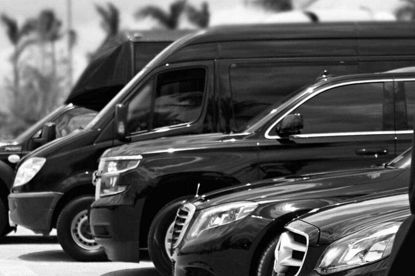 Un VUS noir était stationné sur un parking, parmi d’autres véhicules. 2