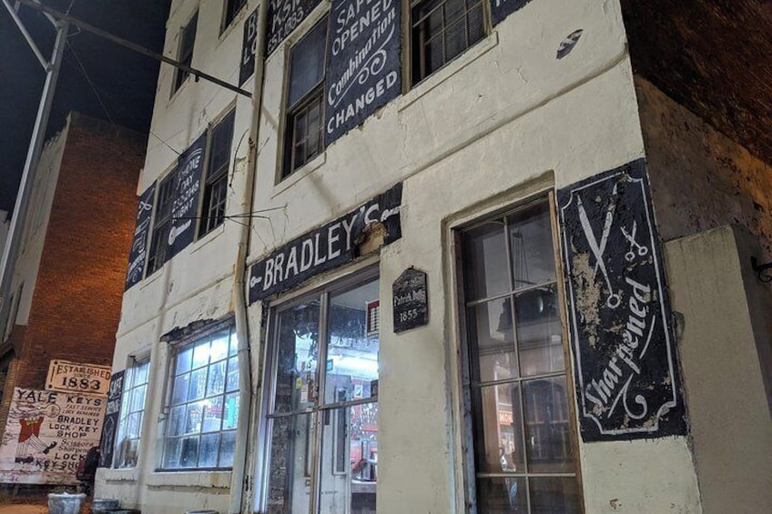 True Crime and Wine Cocktail Tour - Savannah's True Crime Tour Experience 4
