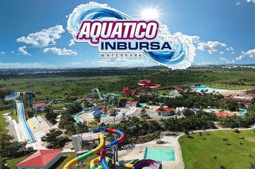 Un parc aquatique doté d’un grand logo en forme de vague, de nombreux toboggans et d’un espace piscine. 1