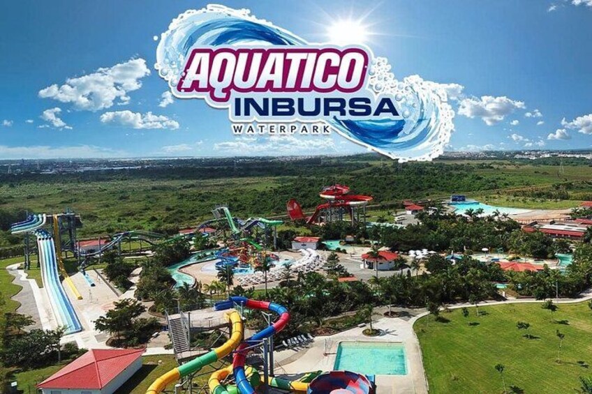 Un parc aquatique doté d’une grande représentation graphique d’une vague, de nombreux toboggans et d’un espace piscine. 1