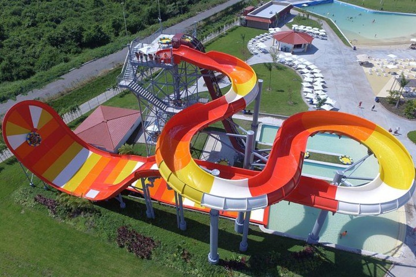Un parc aquatique doté d’un toboggan aquatique à plusieurs pistes, d’une piscine et d’une zone aménagée en plage. 3