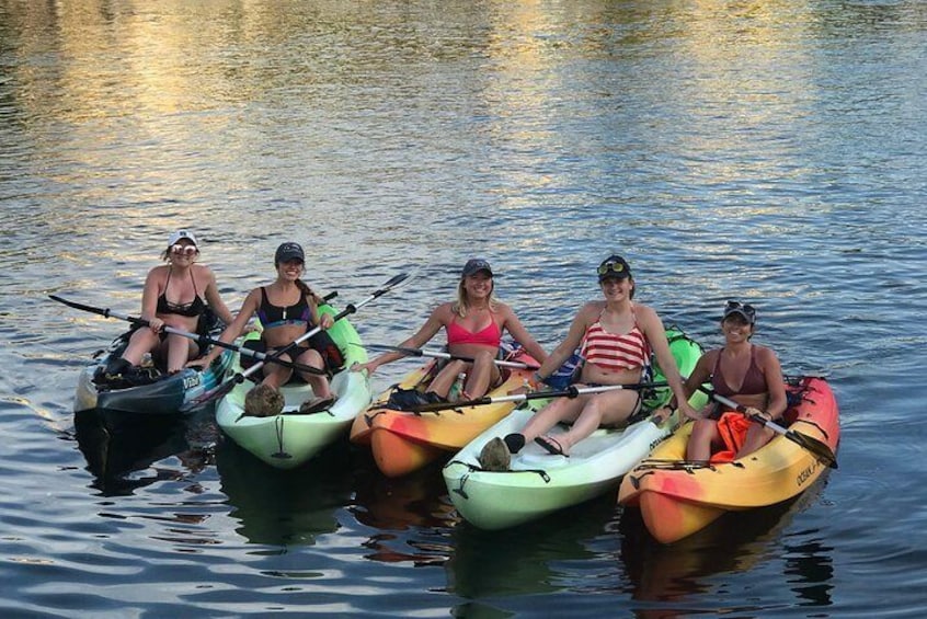 Cinco personas en kayak sobre un agua tranquila. 2