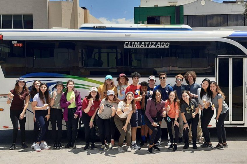 Eine Gruppe von Menschen posiert vor einem Bus mit dem Schriftzug 'CLIMATIZADO'. 4