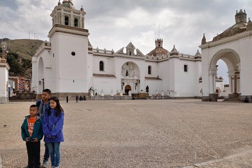 Un edificio storico bianco con un campanile e degli archi. 1